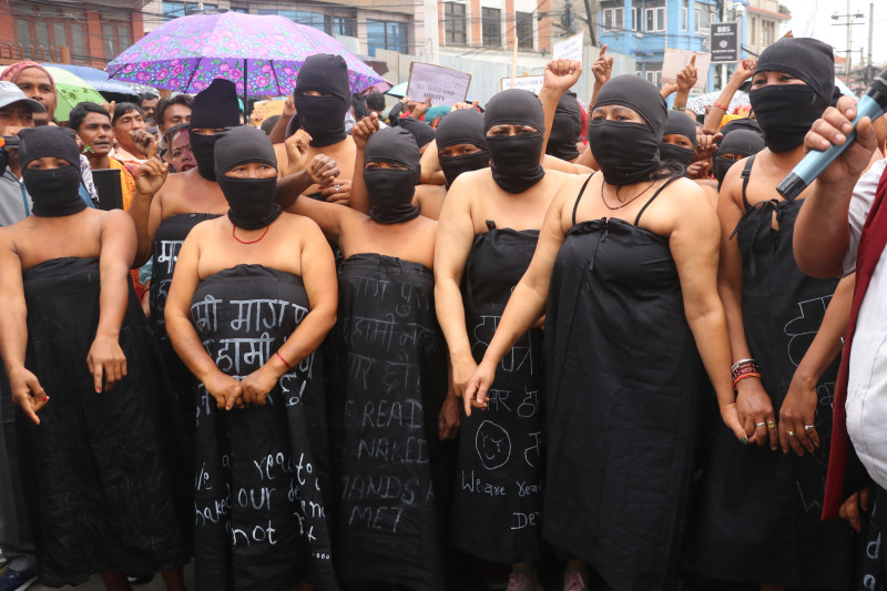 सहकारी पीडितको माइतीघरमा अर्धनग्न प्रदर्शन (तस्बिरसहित)