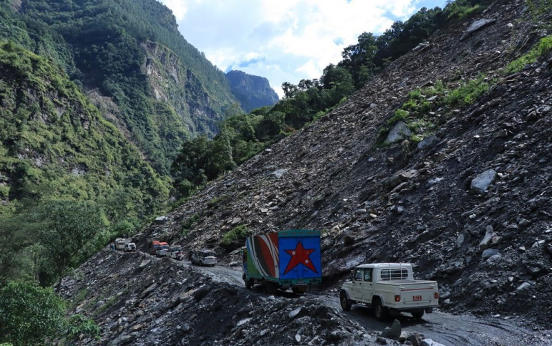 पहिरोले बेनी–जोमसोम सडक अवरुद्ध, कोरला नाकाको ढुवानी प्रभावित