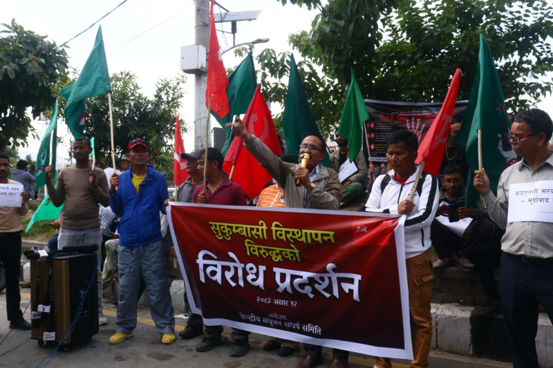 होल्डिङ सेन्टरबाट नहटाउन माग गर्दै प्रदर्शनमा उत्रिए सुकुम्वासी (तस्बिरहरू)