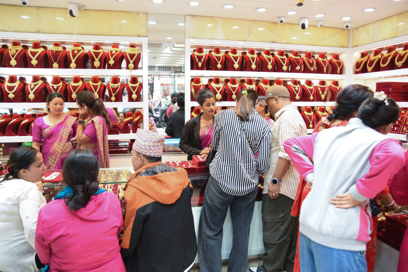 हिन्दुको दोश्रो पर्व तिहार आरम्भ, सुनचाँदी पसलमा भीड (तस्बिरहरू)