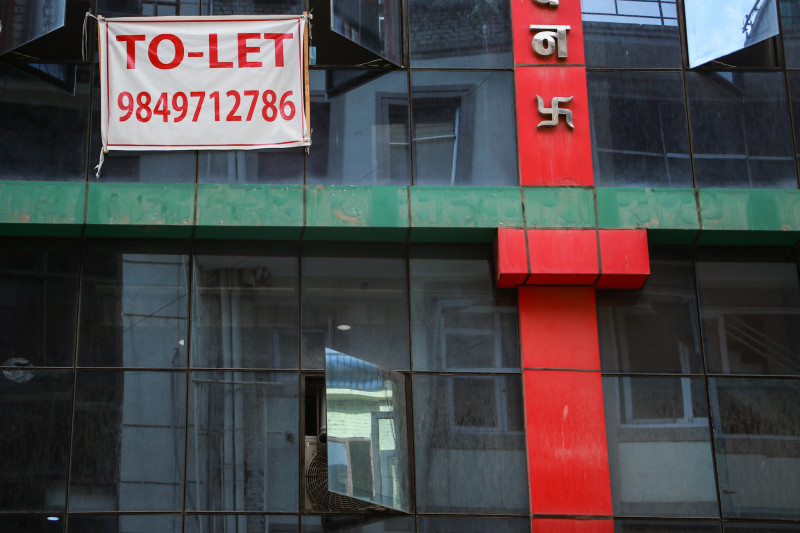 काठमाडौं सहरका सुनसान व्यापारिक मलमा 'टु-लेट'का ब्यानर (तस्बिरहरू)