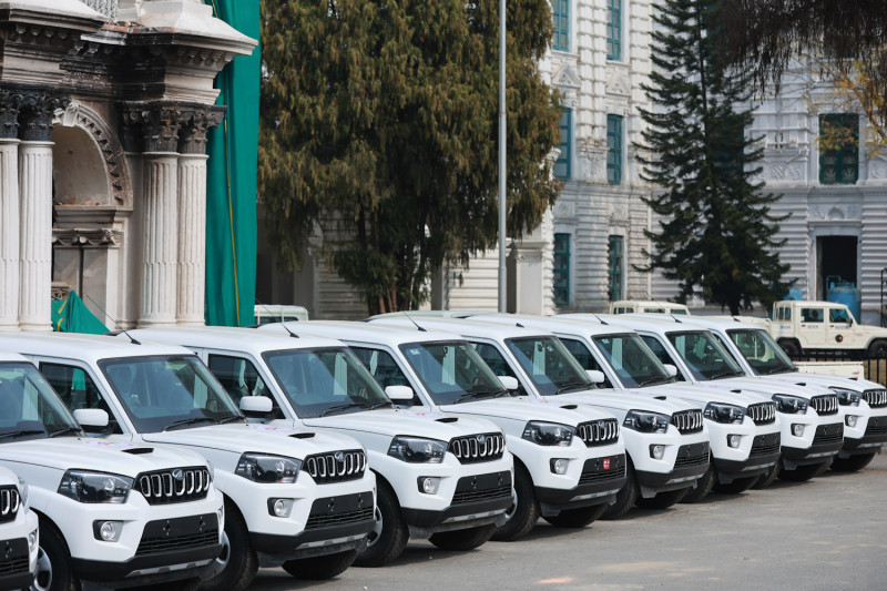 जलेको सिंहदरबार अगाडि भारतले दिएका चुनाव लक्षित गाडी