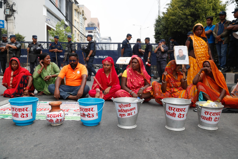 नयाँ बानेश्वरमा पानी माग्दै चुरे पीडित (तस्बिरहरू)