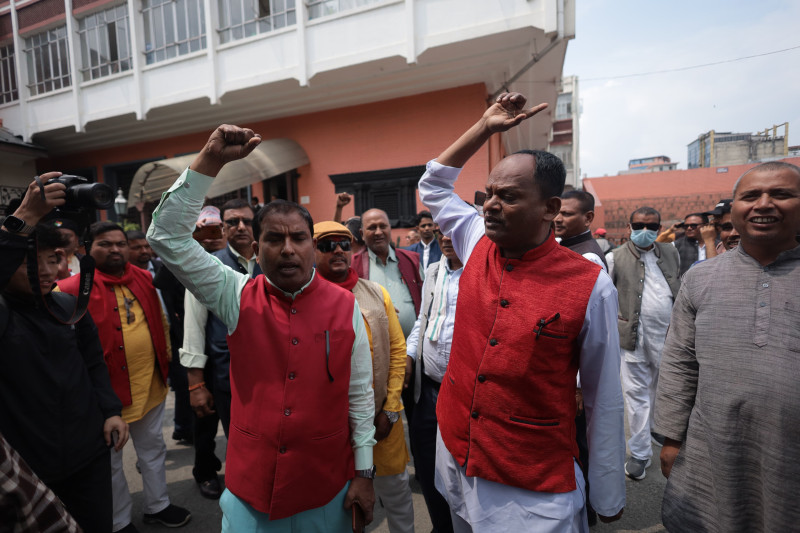 रेशम चौधरी पक्राउपछि प्रज्ञाभवनमा नाराबाजी (तस्बिरसहित)