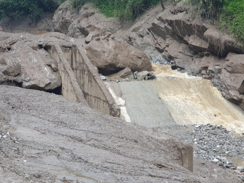 बाढीले हाइड्रो पावरको बाँध बगायो, ३३ लाख बराबरको क्षति 