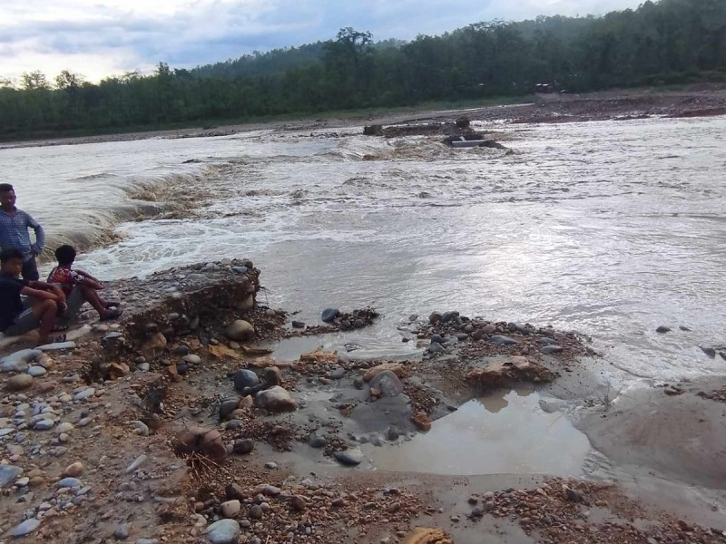 बाढीले डाइभर्सन बगाएपछि नारायणगढ–बुटवल सडक अवरुद्ध