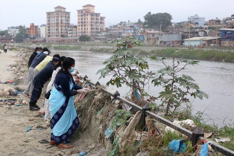 बागमती नदी किनार सफाइमा जुट्यो ललितपुर महानगर (तस्बिरसहित) 