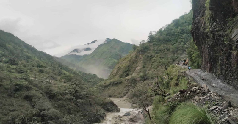 पहिरोले बाटो बगाएपछि दुई महिनादेखि जोखिमपूर्ण यात्रा गर्दै बगरवासी