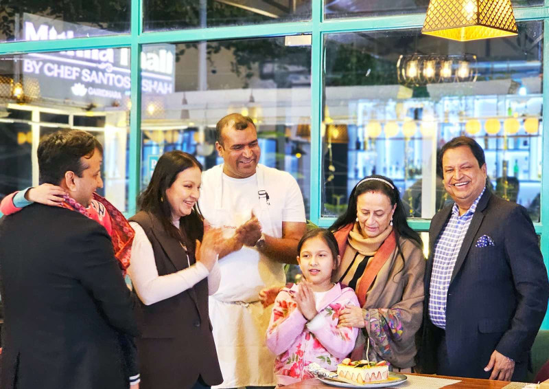 उद्योगपति विनोद चौधरीले मिथिला थालीमा मनाए वैवाहिक वार्षिकोत्सव