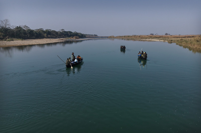 सौराहामा राप्ती नदीको बोटिङ आकर्षण, पर्यटकलाई रोमाञ्चक अनुभव (शब्द/तस्बिरहरु)