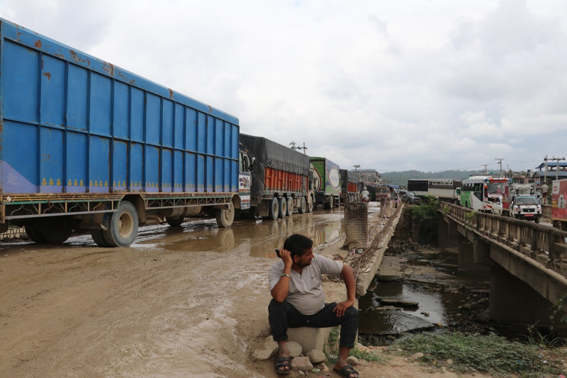 वर्षाले दुम्कीबासको वैकल्पिक सडक बगाउँदा यातायात ठप्प