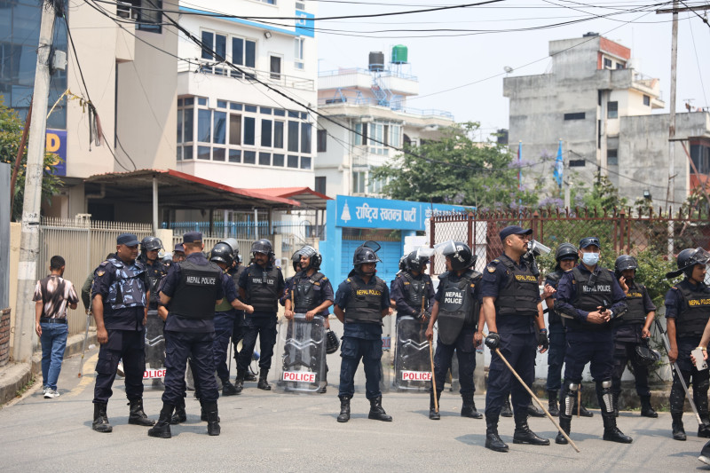 डोजर रोक्न माग गर्दै सुकुम्बासी रास्वपा कार्यालय पुगे, सुरक्षा व्यवस्था कडा (तस्बिरहरु)