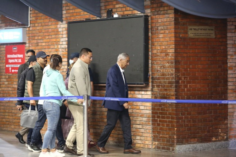 थप उपचारका लागि सिंगापुर गए देउवा दम्पती