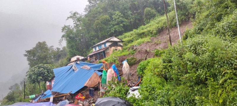 पहिरोले एक पसलमा क्षति, आठ घर जोखिममा हुँदा सडक अवरुद्ध