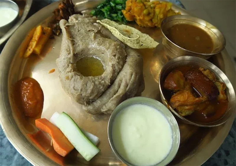 तुलसीपुरका होटलमा रैथाने खाना
