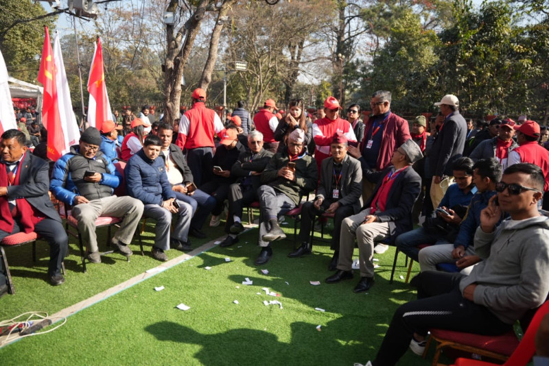 एमाले महाधिवेशन: हलभित्र मतगणना, बाहिर परिणाम कुर्दै नेता–कार्यकर्ता (तस्बिरहरू)