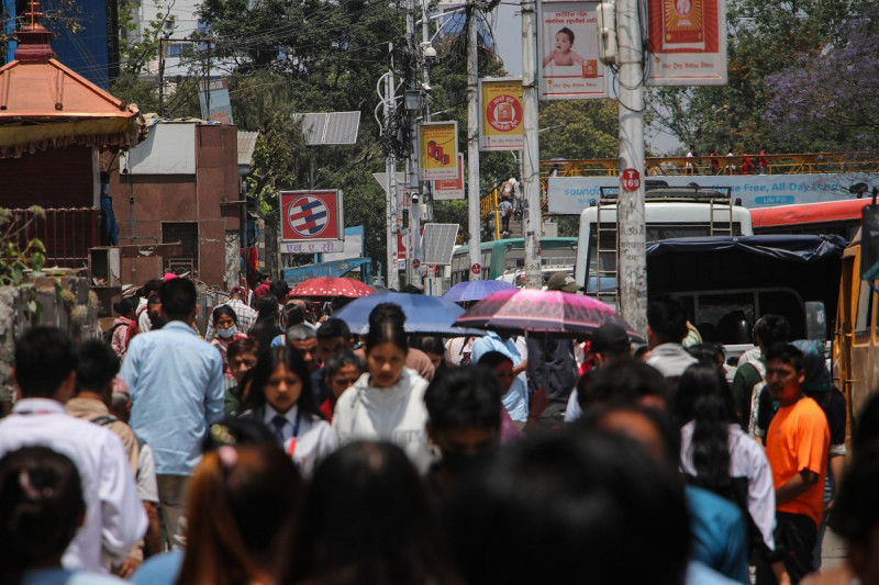 बढ्दै गर्मीः काठमाडौंमा ३२, तराईमा ४२ डिग्रीसम्म तापमान (फोटो फिचर)