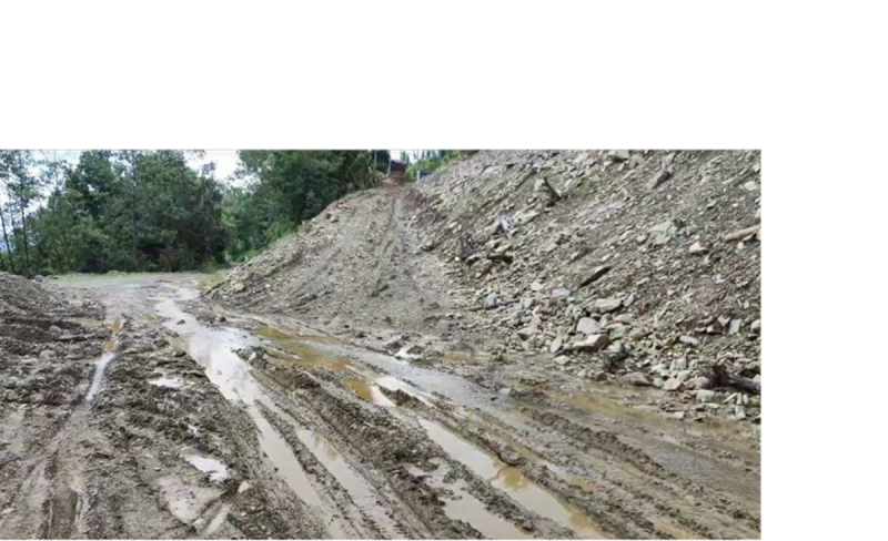 रामेछापका मुख्य सडक हिलाम्य, गाडी गुडाउनै सकस