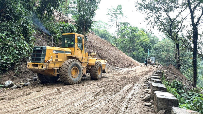 देशभर ११ स्थानमा राजमार्ग अवरुद्ध, यात्रु अलपत्र
