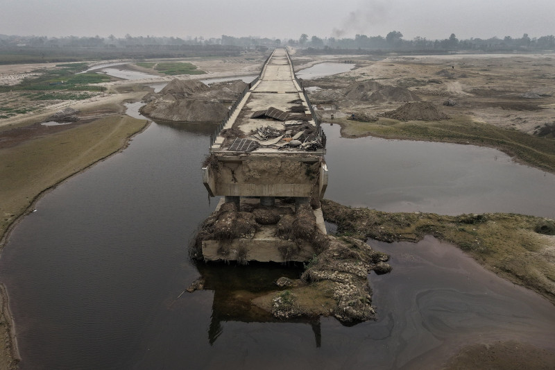 निर्वाचनमा ‘बन्ने’ कमला पुल डेढ दशकदेखि अलपत्र (तस्बिरहरू)