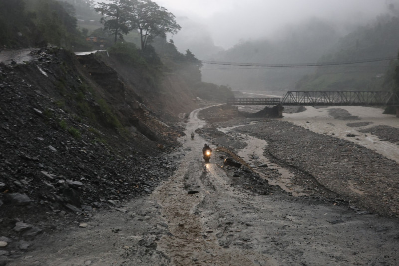 काठमाडौंलाई प्रदेश राजधानीसँग जोड्ने कान्ति लोकपथमा बाढीपहिरोको त्रास (तस्बिरसहित)