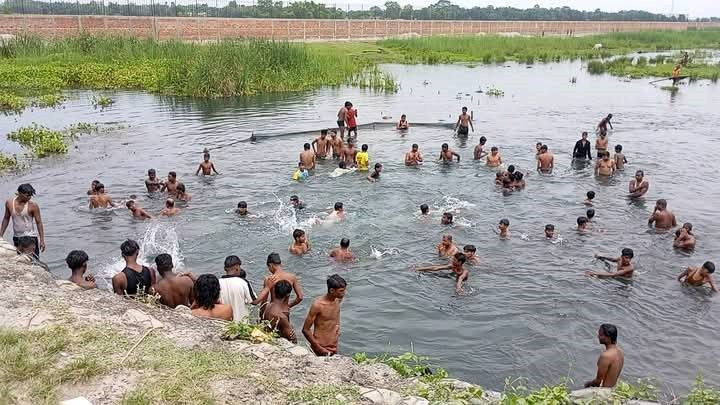 गर्मी छल्न कोशी कटान क्षेत्रमा नुहाउनेको भीड