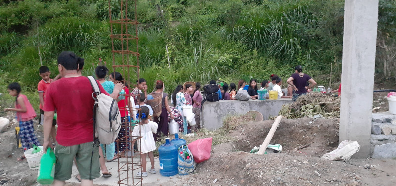 दमौलीमा पानीको हाहाकार: एक गाग्रीका लागि घण्टाैं लाइनमा बस्नुपर्ने बाध्यता 