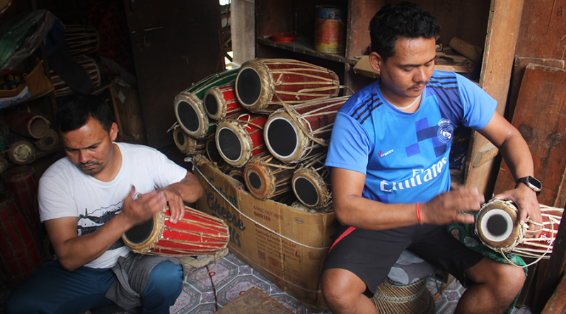 साउण्ड सिस्टमले गर्दा बिक्नै छोडे मादल, व्यवसायी निराश