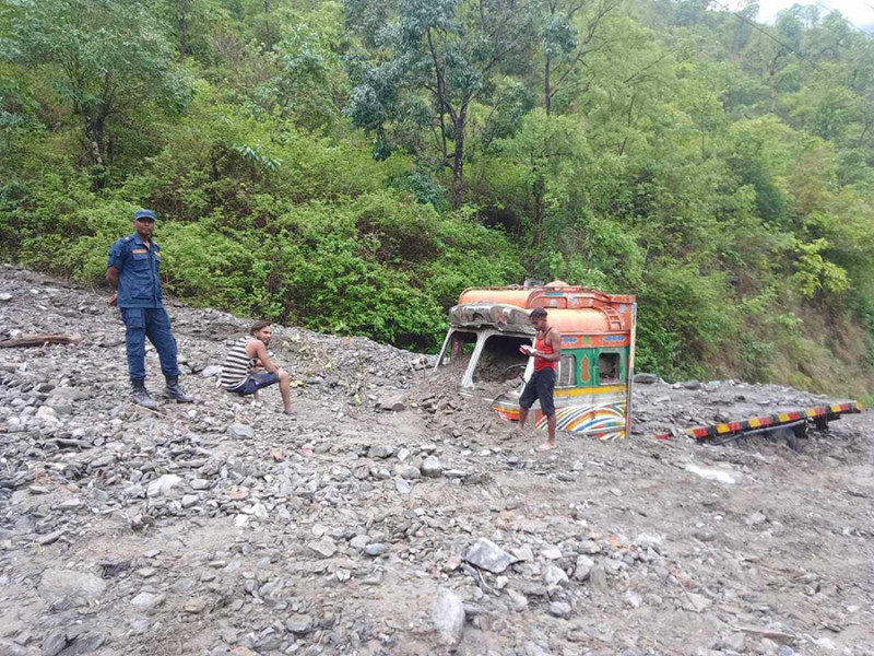 मध्यपहाडी लोकमार्गको सिन्धुली खण्ड अवरुद्ध, भैंसी बोकेको ट्रक लेदोमा फस्यो