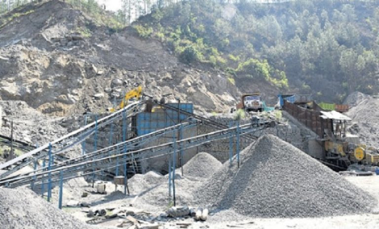 मण्डनदेउपुरका चार क्रस उद्योगमा लगाइयो ताला