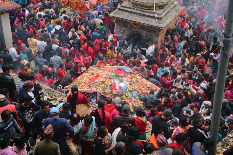 मातातीर्थ कुण्डमा आमालाई सम्झिएर स्नान गर्नेहरूको घुइँचो (फोटो फिचर)