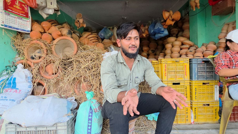 माटोका भाँडाकुँडा बेचेर धरानका सुरज पण्डितको मासिक आम्दानी एक लाख बढी