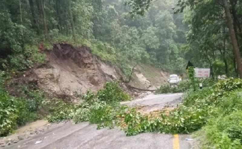 पहिरोले मेची राजमार्गको राजदुवाली खण्ड अवरुद्ध