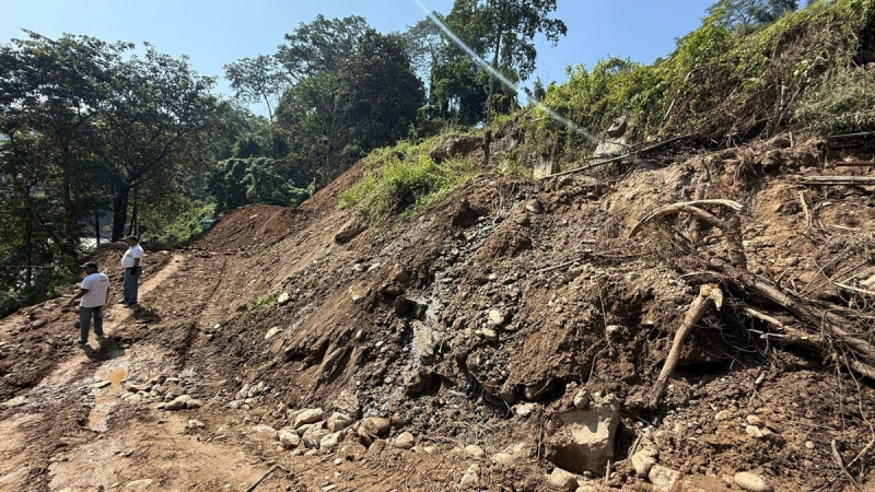 मेची राजमार्गको राजदुवाली खण्ड तत्कालै नखुल्ने, निरन्तर सडक भासिन थालेपछि पुनःनिर्माण स्थगन