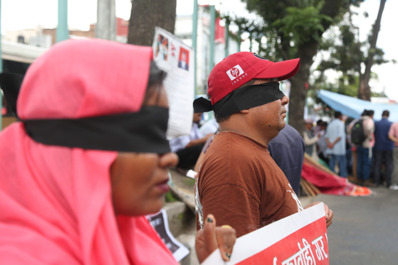 मिटरब्याज पीडितद्वारा कालोपट्टी बाँधेर प्रदर्शन, सरकारले पीडा नदेखेकाे गुनासाे