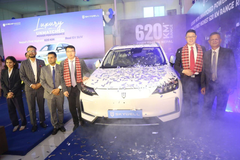 स्काईवेल प्रिमियम लक्जरी ईभी ‘ईटी५’ सार्वजनिक,  मूल्य १ करोड ९ लाख