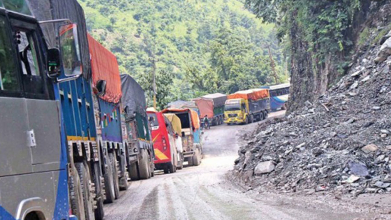 नारायणगढ–मुग्लिन सडक दुईतर्फी सञ्चालन, ढुंगा खस्दा बसको सिसा फुट्यो