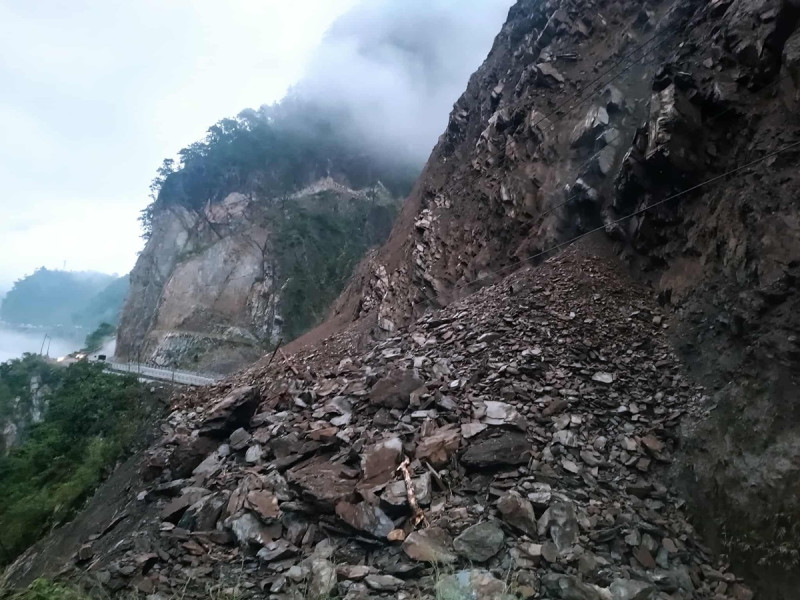 ५० घन्टापछि खुल्यो नारायणगढ–मुग्लिन सडक, गन्तव्यतर्फ लागे सयौं सवारीसाधन