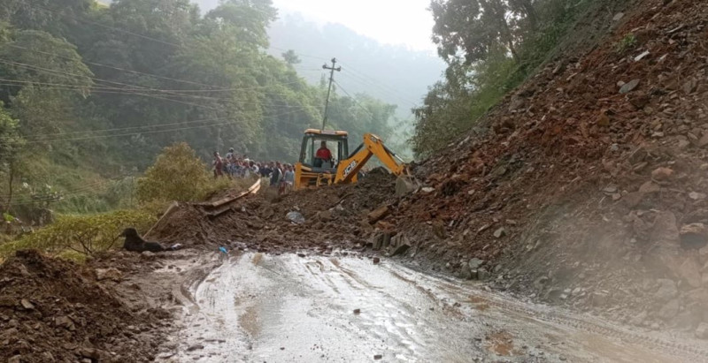 वर्षाले देशभर सात वटा राजमार्ग पूर्ण अवरुद्ध
