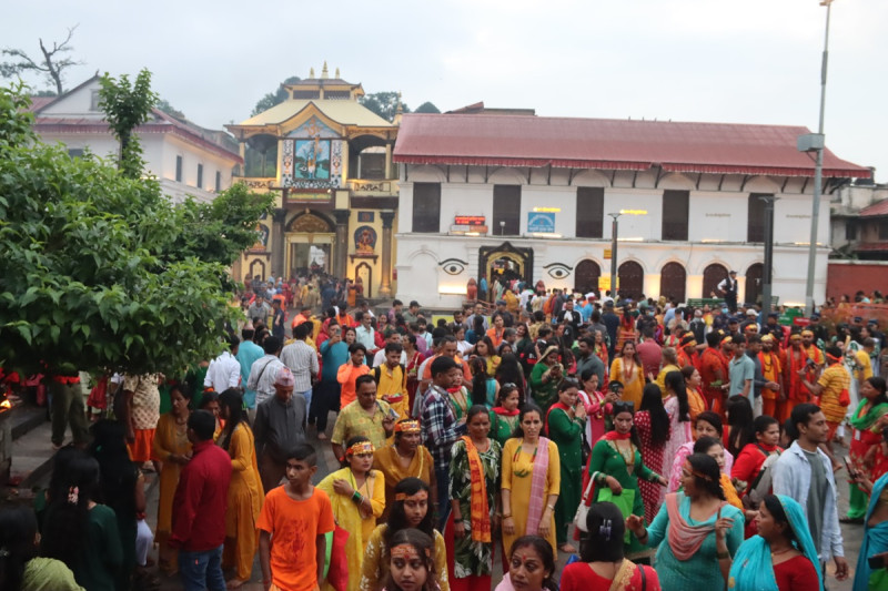 साउनको पहिलो सोमबार, पशुपतिनाथसहित देशैभरका शिवालयमा दर्शनार्थीको घुइँचो