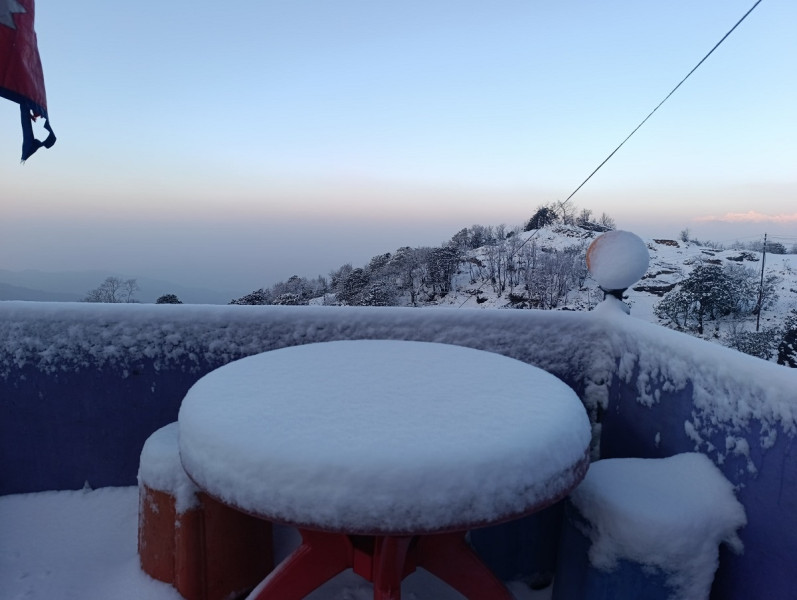 ताप्लेजुङको पाथीभरा मन्दिर क्षेत्रमा वर्षको पहिलो हिमपात, भक्तजनको घुइँचो