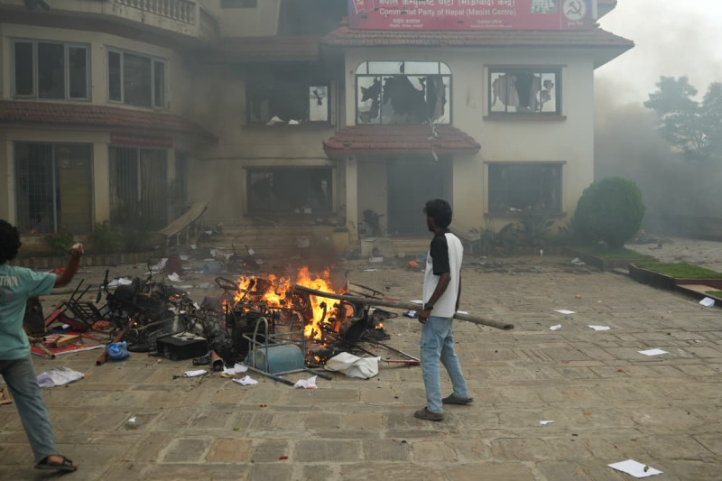 माओवादी केन्द्रको पार्टी कार्यालयमा पनि आगजनी