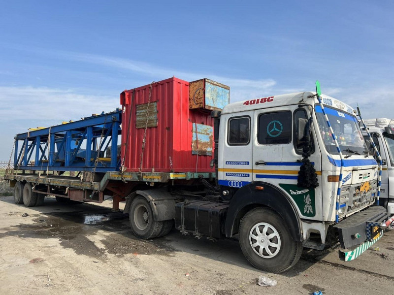चीनबाट ल्याइएका पेट्रोलियम उत्खनन उपकरणसहितका सामान ट्रकबाट पुर्‍याइयो दैलेख