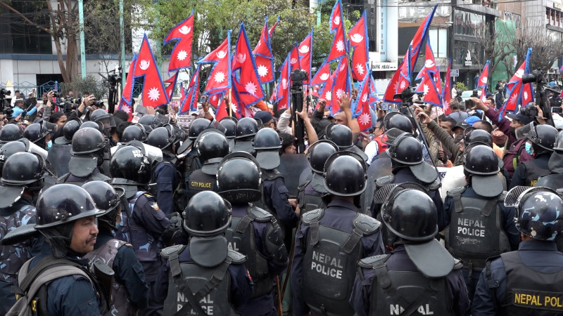 राजधानीमा गणतन्त्रवादी र राजावादीको शक्ति प्रदर्शन, हजारौं प्रहरी परिचालन