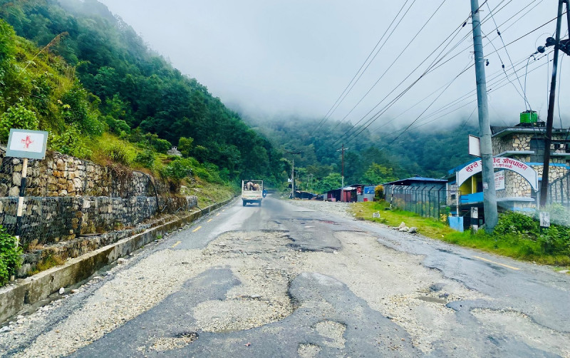 पोखरा–बागलुङ सडक मर्मतमा ढिलाइ, कष्टकर यात्रा