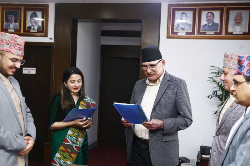 बिमा प्राधिकरणको नवनियुक्त सञ्चालक समिति सदस्य पोखरेलले लिइन् सपथ