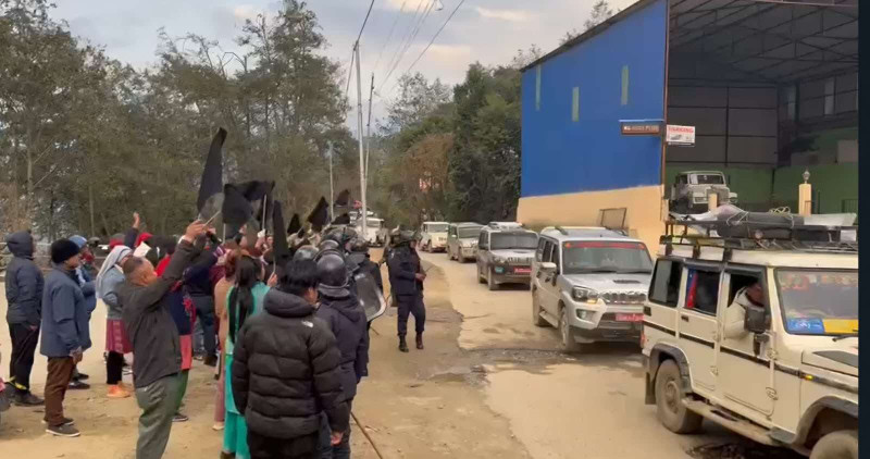 राजेन्द्र महतोलाई देखाइयो कालो झन्डा, समाज भाँड्न खोजेको ताप्लेजुङबासीको आरोप