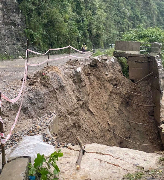 पृथ्वी राजमार्गको आँबुखैरेनीमा सडक भासियो