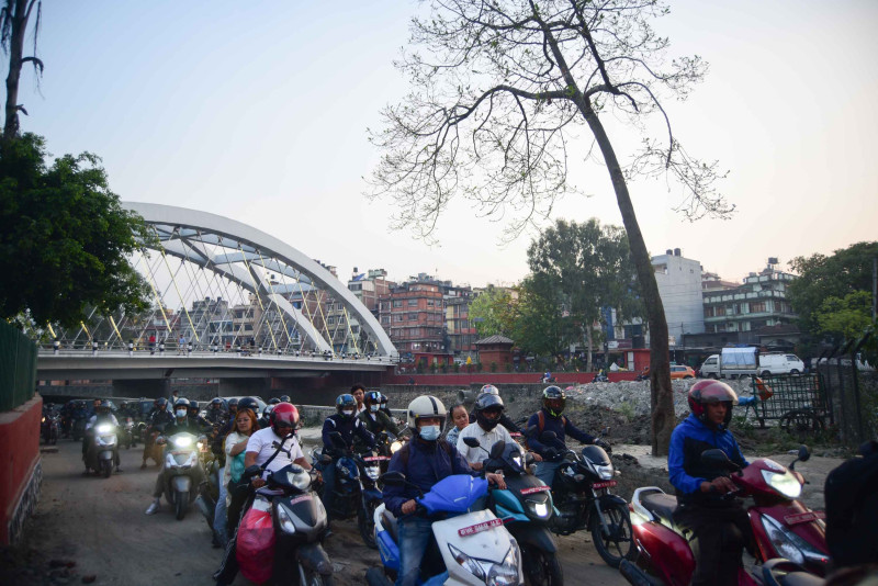 हिटी निकासको काम गर्दा सडक जाम (तस्बिरसहित)