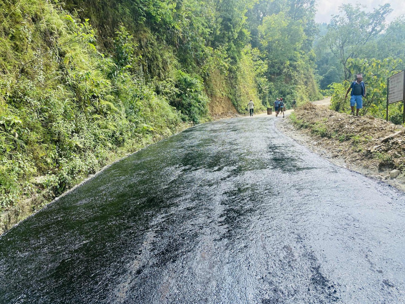 ट्रयाक खुलेको १५ वर्षपछि चिसापानी–देउराली–बानीडाँडा सडक कालोपत्रे धमाधम
